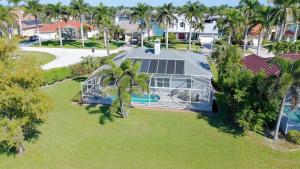 een luchtfoto van een huis met een zwembad bij Villa Charming in Cape Coral