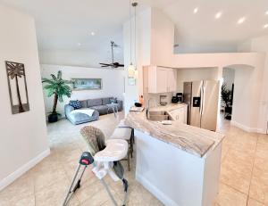 een keuken en een woonkamer met een aanrecht bij Villa Charming in Cape Coral
