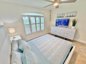 een slaapkamer met een bed en een flatscreen-tv bij Villa Charming in Cape Coral