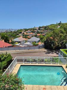 een uitzicht over het zwembad van een huis bij Holland Manor in Durban