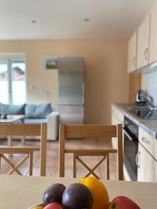 een keuken met een tafel met fruit erop bij 3-Raum-Maisonette-Wohnung Sonnenblume in Bolsterlang