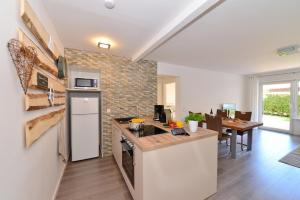 een keuken en een woonkamer met een aanrecht bij Haus Ideal 3-Raum-Wohnung edelWEISS in Fischen