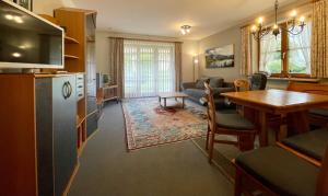 Et tv og/eller underholdning på Haus Bergidyll 3-Raum-Wohnung Hohenloh