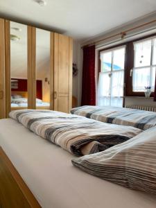 En eller flere senge i et værelse på 2-Raum Ferienwohnung "Am Dorfbach"