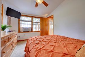 una camera da letto con un letto e un ventilatore a soffitto di Fish, Boat and Explore Cross Creek Cabin with Dock! a Cross Creek