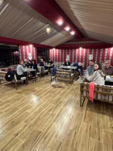 Gæster der bor på Zahara rum camp & Boutique Resort