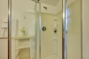 una doccia con una porta in vetro in un bagno di Fish, Boat and Explore Cross Creek Cabin with Dock! a Cross Creek Altre 17 foto