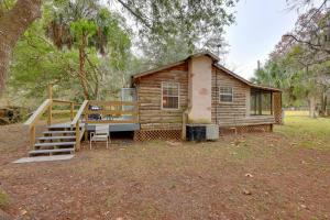 una piccola baita con portico e scala di Fish, Boat and Explore Cross Creek Cabin with Dock! a Cross Creek