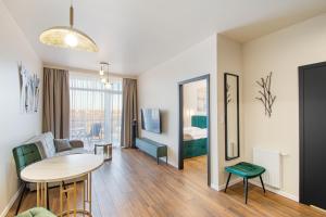 TV a/nebo společenská místnost v ubytování Apartament Emerald Gold przy plaży - Darmowy Parking