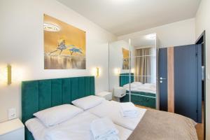 Postel nebo postele na pokoji v ubytování Apartament Emerald Gold przy plaży - Darmowy Parking