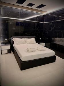 卡塔尼亚Haven Home Suite & Spa的一张位于黑墙房间的床铺