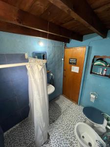 a small bathroom with a toilet and a sink at Luna & Zoé in Barra de Valizas