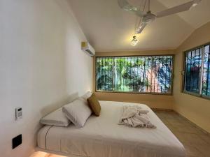 En eller flere senge i et værelse på Casa Amanecer