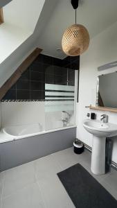 Et badeværelse på Les Buissonnets - Gîte rural - Calme & Nature, proche Caps & Tunnel