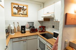 Kuchyň nebo kuchyňský kout v ubytování Haus Bergidyll 2-Raum-Wohnung Hüttenzauber + 9 fotografií