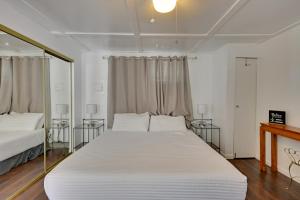 Postel nebo postele na pokoji v ubytování Updated Studio 1 Mi to Dtwn NPR and Cotee River!