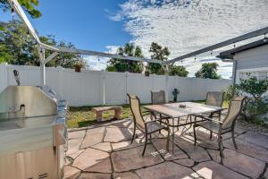 Patio nebo venkovní prostory v ubytování Updated Studio 1 Mi to Dtwn NPR and Cotee River!