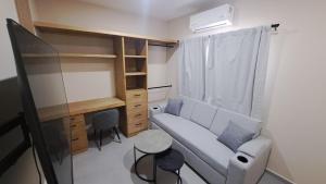 un piccolo soggiorno con divano e scrivania di Casa Cielo a Todos los Santos