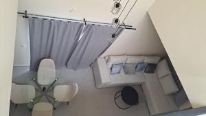 Piccola camera bianca con divano e tavolo. di Casa Cielo a Todos los Santos