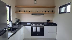 una cucina con forno a piano cottura in bianco e nero di Casa Cielo a Todos los Santos