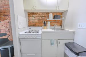 Køkken eller tekøkken på Stylish South End Studio