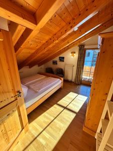 ein Schlafzimmer mit einem Bett in einem Zimmer mit Holzdecke in der Unterkunft Apartment Anda in Garmisch-Partenkirchen