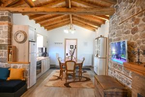 TV a/nebo společenská místnost v ubytování Villa Εlena