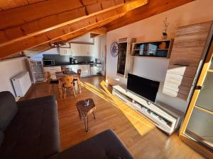 ein Wohnzimmer mit einem Tisch und einer Küche in der Unterkunft Apartment Anda in Garmisch-Partenkirchen