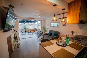 TV a/nebo společenská místnost v ubytování Espectacular Casa de Ensueño "Jacuzzi Privado" en Ricaurte - Peñalisa