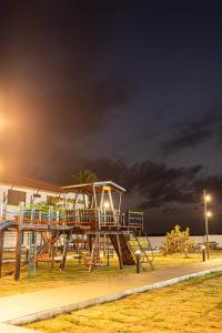 ein Spielplatz in einem Park in der Nacht in der Unterkunft Hotel Ilha do Marajó by Unna in Soure + 100 Fotos