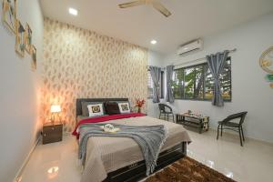 ein Schlafzimmer mit einem Bett in einem Zimmer in der Unterkunft ll EMPYREAN STAY ll 3BHK ll CELESTIAL UNICORN VILLA ll AC ll PRIVATE POOL ll LUXURY ll in Lonavla + 36 Fotos
