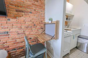 Køkken eller tekøkken på Stylish South End Studio