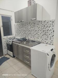 una cucina con lavatrice e lavatrice di Departamento en San Luis, Capital a San Luis