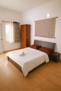 En eller flere senge i et værelse på ll COCKTAIL VILLA ll BUDGET FRIENDLY ll 3BHK ll AC ll PRIVATE POOL ll + 44 billeder