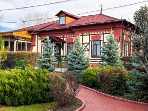 una casa roja con techo rojo en Wine Garden Hotel Comrat, en Komrat