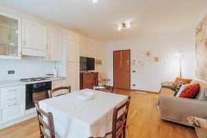 una cucina e un soggiorno con tavolo e divano di Ohana a Montecchio Maggiore