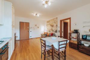 una cucina e un soggiorno con tavolo e sedie di Ohana a Montecchio Maggiore