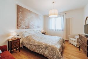 una camera da letto con un letto grande e un divano di Ohana a Montecchio Maggiore Altre 12 foto