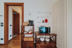 una camera con tavolo e forno a microonde di Ohana a Montecchio Maggiore