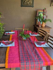 een tafel met een plaid tafelkleed erop bij Kadella Eco Villa in Beliatta