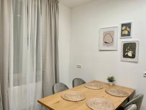 ein Esszimmer mit einem Holztisch und Stühlen in der Unterkunft Zentral gelegene Wohnung mit Selbst-Check-in und WLAN in Bielefeld + 7 Fotos