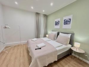 ein Schlafzimmer mit einem großen Bett mit zwei Büchern darauf in der Unterkunft Zentral gelegene Wohnung mit Selbst-Check-in und WLAN in Bielefeld