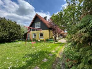 een huis met een tuin met een schommel bij Ferienwohnung Dorle in Benneckenstein +11 foto's
