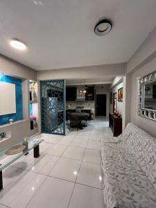 ein Wohnzimmer mit einem Bett und ein Esszimmer in der Unterkunft Departamento en Cuernavaca in Cuernavaca