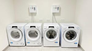 4 Waschmaschinen sowie eine Waschmaschine und ein Trockner in einem Zimmer in der Unterkunft Apartmán Jizera in Jablonec nad Nisou