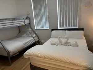 谢菲尔德Wicker guesthouse的客房设有两张双层床,配有毛巾