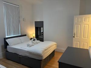 谢菲尔德Wicker guesthouse的一间卧室，床上有一张带毛巾的床