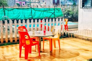 En terrasse eller udendørsområde på ll COCKTAIL VILLA ll BUDGET FRIENDLY ll 3BHK ll AC ll PRIVATE POOL ll