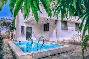 Swimmingpoolen hos eller tæt på ll COCKTAIL VILLA ll BUDGET FRIENDLY ll 3BHK ll AC ll PRIVATE POOL ll