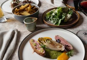 Φαγητό σε αυτό το ξενοδοχείο ή κάπου εκεί κοντά